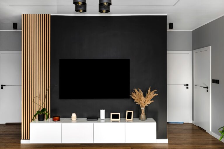 Drewniane lamele na ścianie tv w salonie