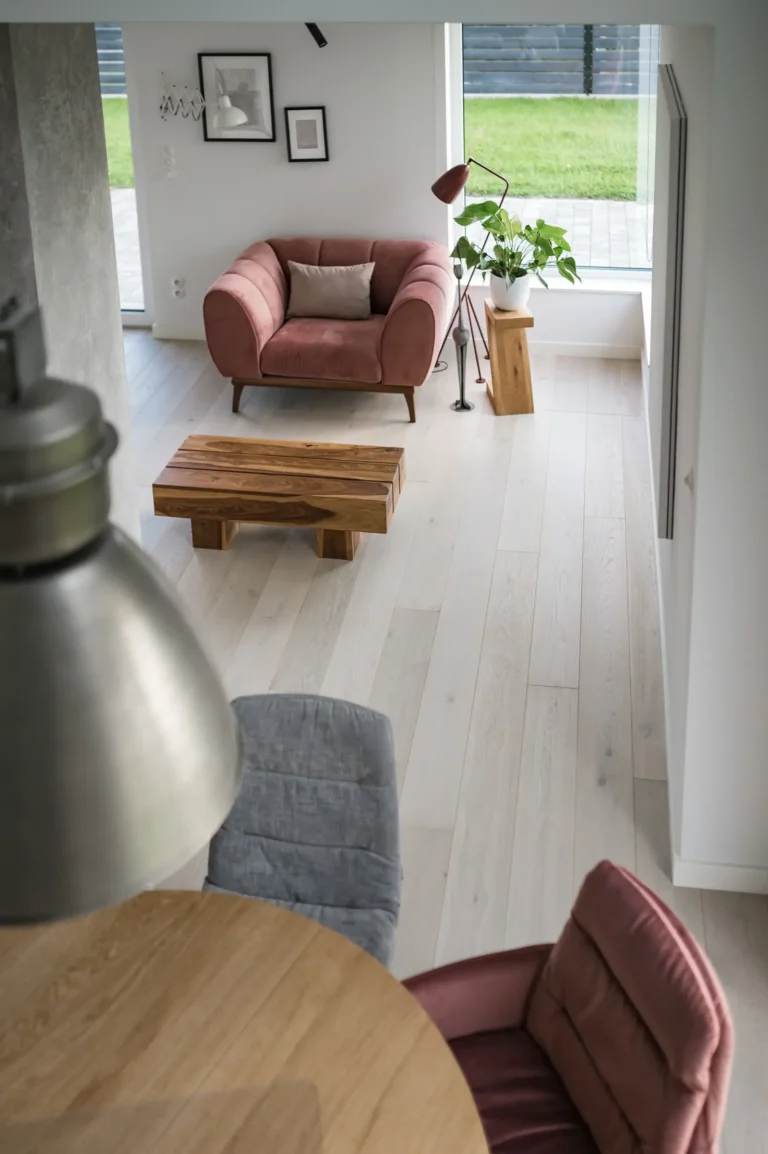 Podloga-debowa-bielona-domu-pod-Krakowem-salon