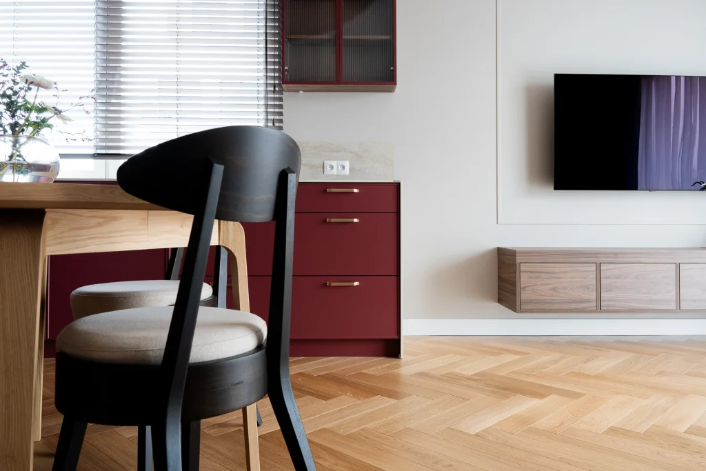 mieszkanie z podłogą drewnianą jodełka klasyczna Kaczkan